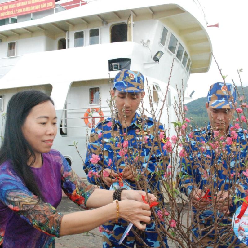Theo những con tàu nghĩa tình mang Xuân ra biển đảo
