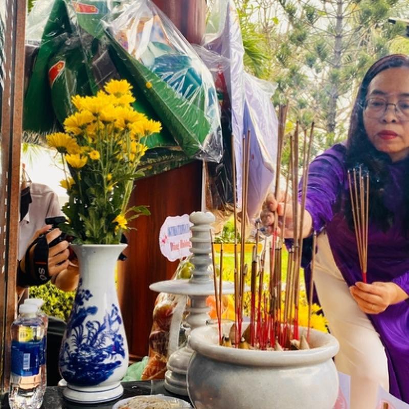 Trước bia tưởng niệm 10 liệt sĩ tại Đà Nẵng, nhớ về 64 chiến sĩ Gạc Ma anh hùng