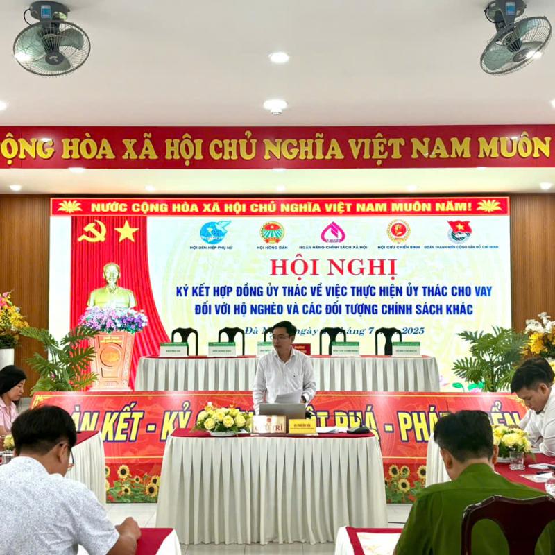 Phó Chủ tịch Thường trực UBND phường chủ trì, tham dự cuộc họp có Đại diện lãnh đạo NHCSXH thành phố