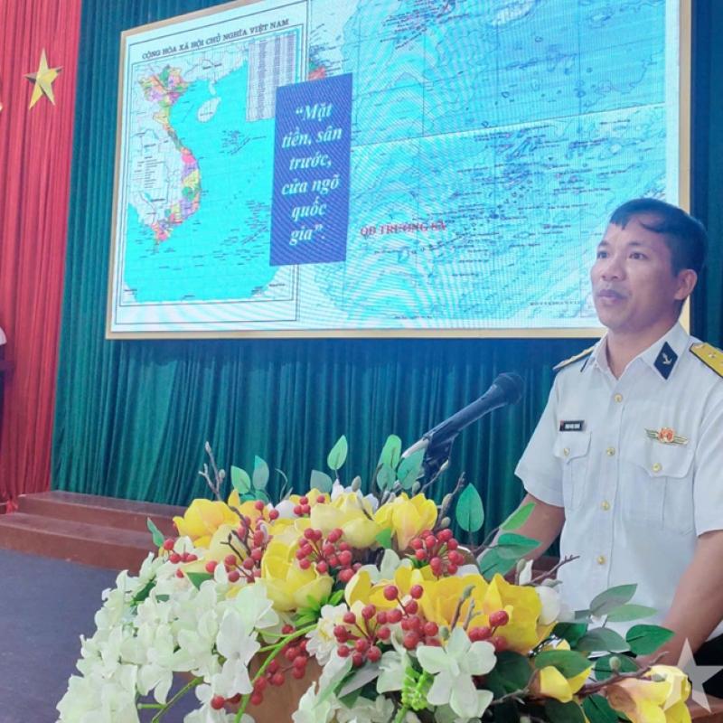 Trung tâm Bảo đảm Kỹ thuật (Vùng 3 Hải quân) tuyên truyền biển, đảo tại Trường Đại học Quảng Nam