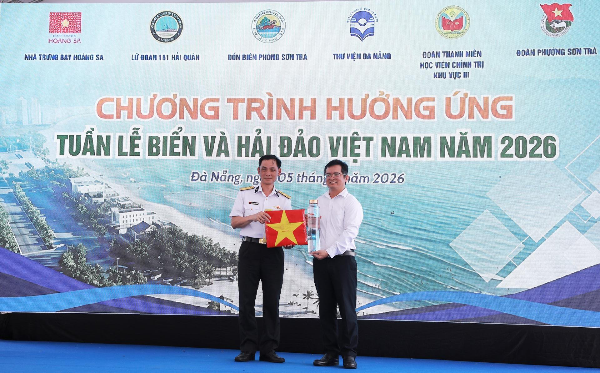 Tiếp nhận nhiều tư liệu quý về Hoàng Sa tại Tuần lễ biển và hải đảo Việt Nam