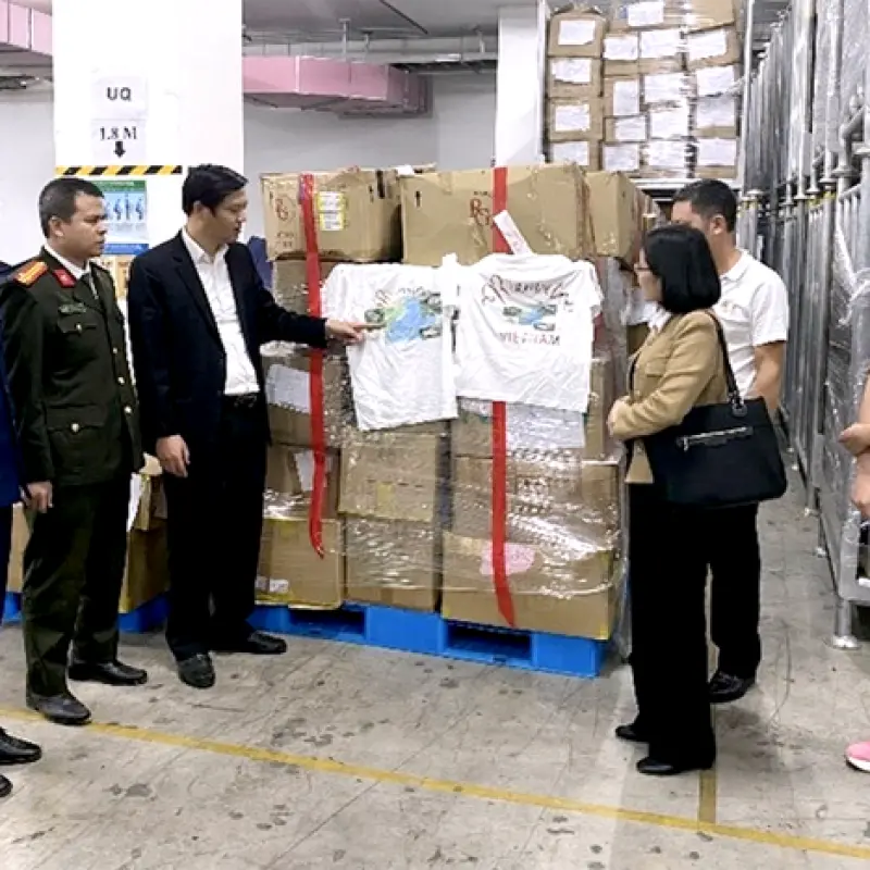 Phạt doanh nghiệp in hàng ngàn áo phông thiếu Hoàng Sa, Trường Sa